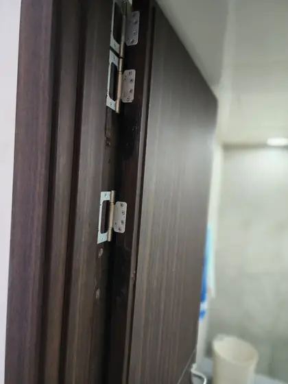 화장실 경첩 수리 — 새 경첩으로 다시 건 화장실 문