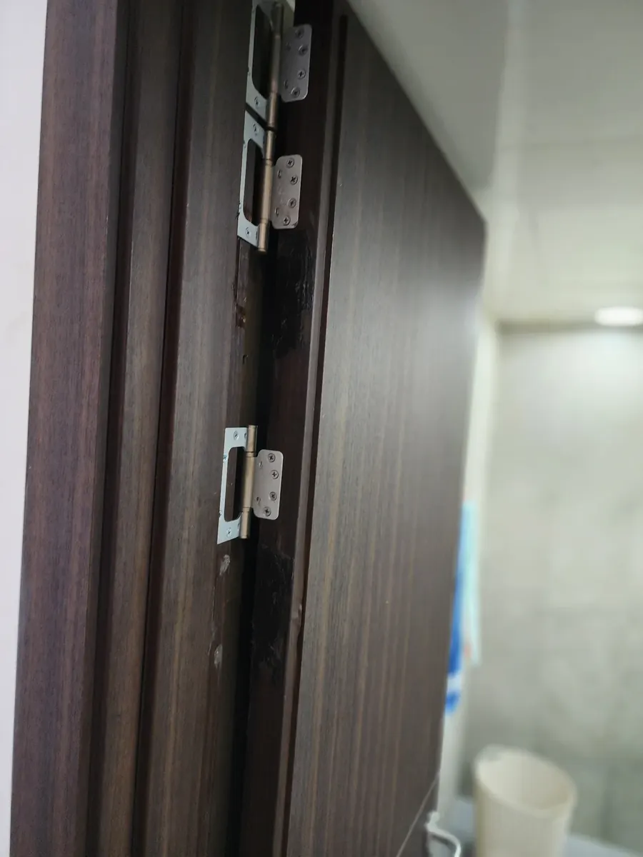화장실 경첩 수리 — 새 경첩으로 다시 건 화장실 문