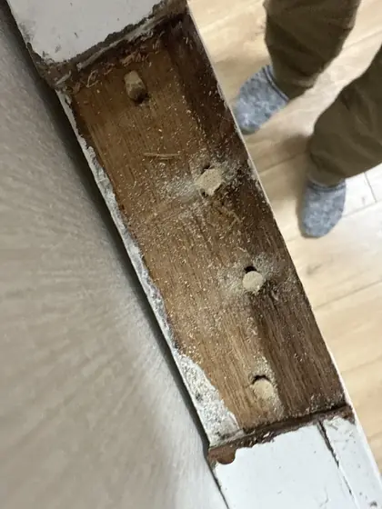 경첩 나사 빠짐 — 나무로 메운 경첩 자리 나사 구멍