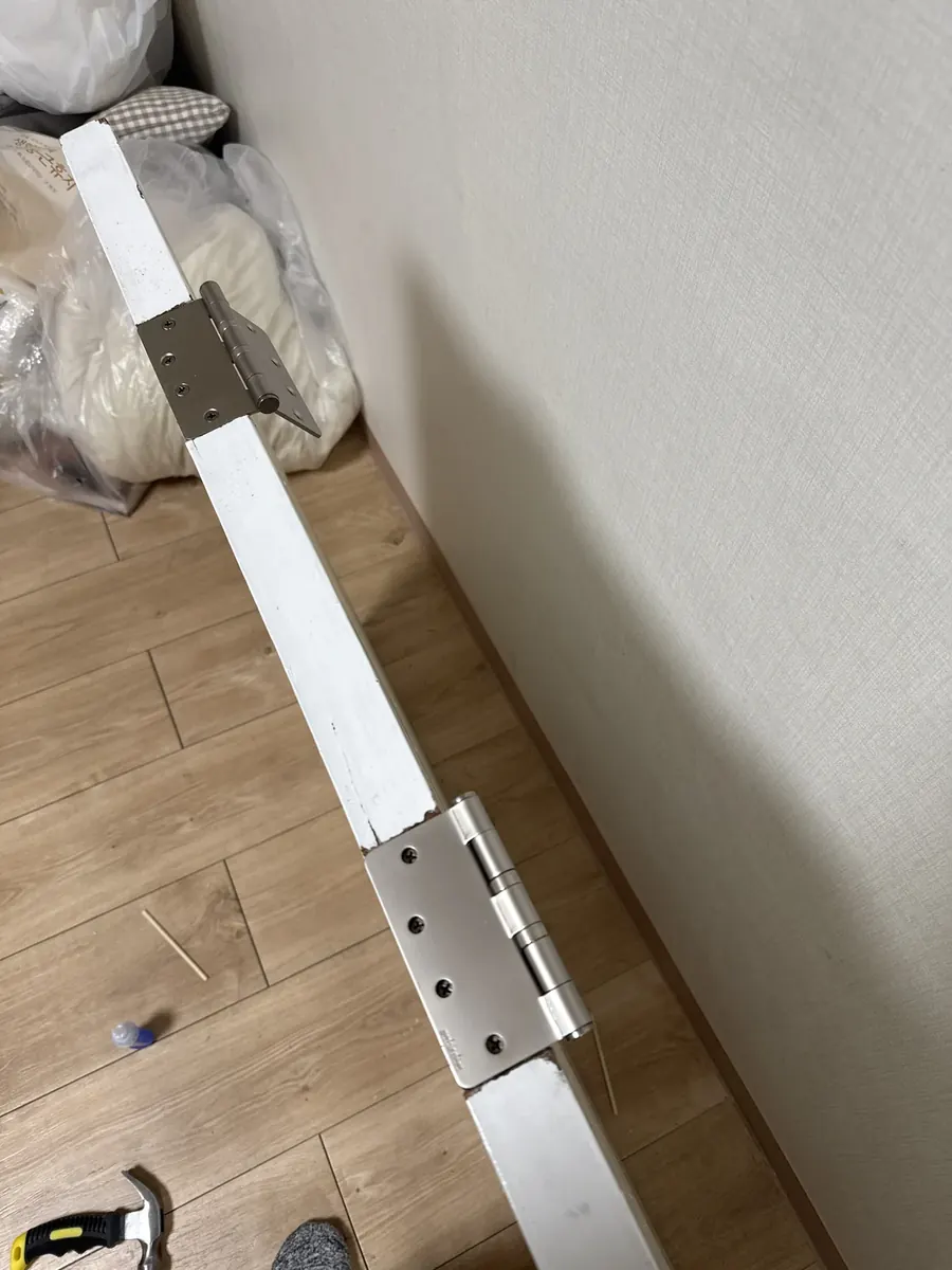 경첩 나사 빠짐 — 문짝에 단 새 경첩