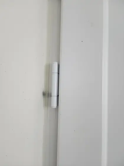 터닝도어 경첩 — 새로 단 흰 경첩